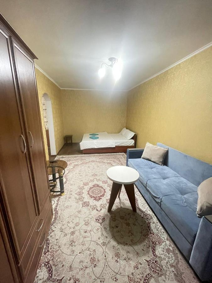 Квартира Рядом Арбата, Гоголя 92 Алма Ата Екстериор снимка